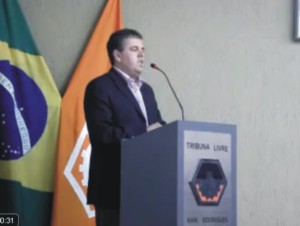 Inacreditável sessão ordinária na Câmara de Divinópolis: vereador em plenário xinga população de burra hilton de aguiar - xingando